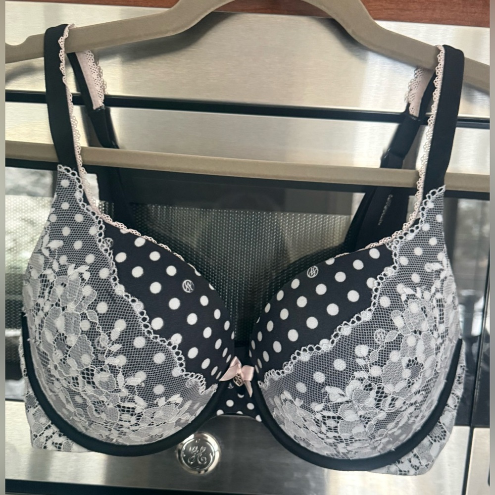 2 Victoria's Secret Bras for a great price!🎁
Each $10, both $18 - Picture 6 of 16
